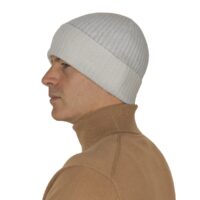 This 3-ply cashmere beanie features a classic ribbed knit design, offering a snug fit and a luxuriously soft texture, available in a range of rich, elegant colors.
