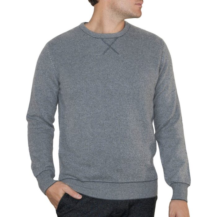 Men's classic cashmere jumper in a timeless design, crafted from 100% cashmere for luxurious softness and comfort. Featured in Grey