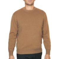 Men's classic cashmere jumper in a timeless design, crafted from 100% cashmere for luxurious softness and comfort. Featured in Camel
