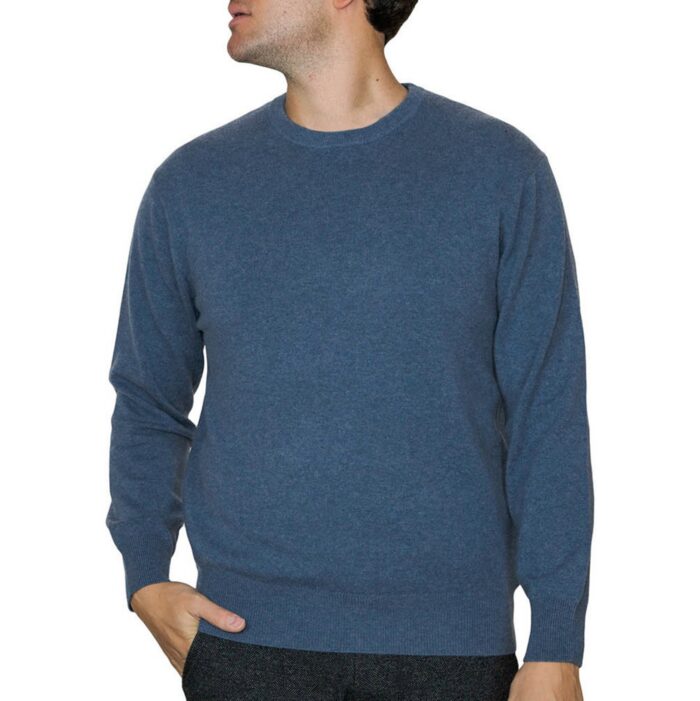 Men's classic cashmere jumper in a timeless design, crafted from 100% cashmere for luxurious softness and comfort. Featured in Denim
