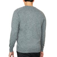 Men's classic cashmere jumper in a timeless design, crafted from 100% cashmere for luxurious softness and comfort. Featured in grey