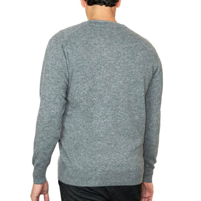 Men's classic cashmere jumper in a timeless design, crafted from 100% cashmere for luxurious softness and comfort. Featured in grey