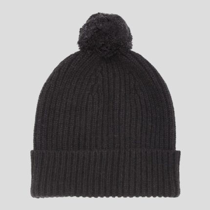 This 3-ply Unisex cashmere beanie features a classic ribbed knit design, offering a snug fit and a luxuriously soft texture, available in a range of rich, elegant colours
