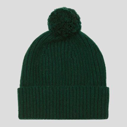This 3-ply Unisex cashmere beanie features a classic ribbed knit design, offering a snug fit and a luxuriously soft texture, available in a range of rich, elegant colours