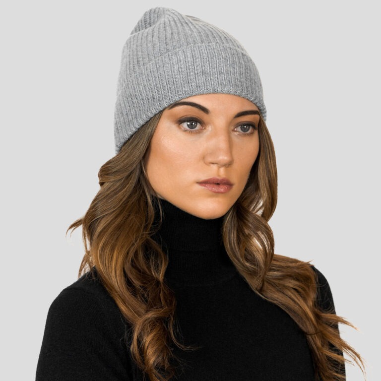 This 3-ply Unisex cashmere beanie features a classic ribbed knit design, offering a snug fit and a luxuriously soft texture, available in a range of rich, elegant colours
