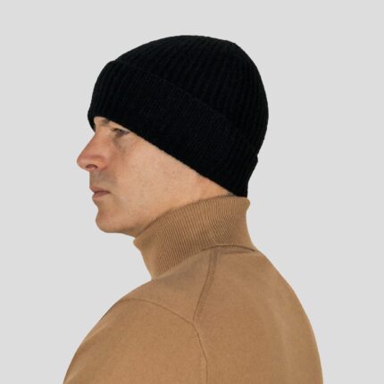 This 3-ply Unisex cashmere beanie features a classic ribbed knit design, offering a snug fit and a luxuriously soft texture, available in a range of rich, elegant colours