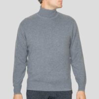 Men's classic cashmere jumper in a timeless design, crafted from 100% cashmere for luxurious softness and comfort
