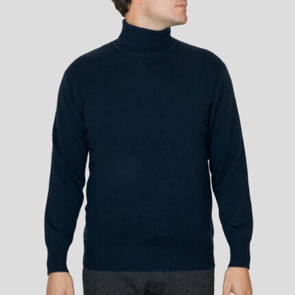 Men's classic cashmere jumper in a timeless design, crafted from 100% cashmere for luxurious softness and comfort