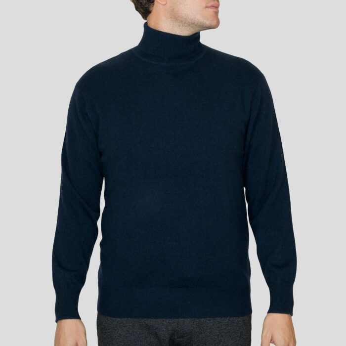 Men's classic cashmere jumper in a timeless design, crafted from 100% cashmere for luxurious softness and comfort