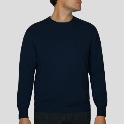 Men's classic cashmere jumper in a timeless design, crafted from 100% cashmere for luxurious softness and comfort