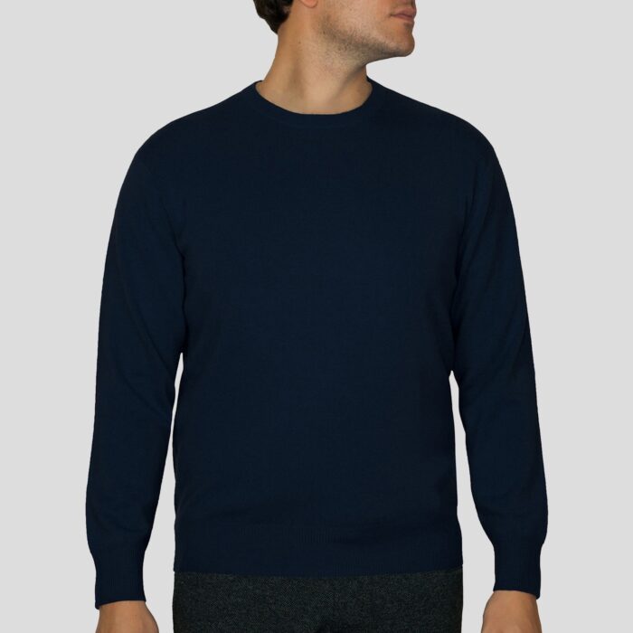 Men's classic cashmere jumper in a timeless design, crafted from 100% cashmere for luxurious softness and comfort
