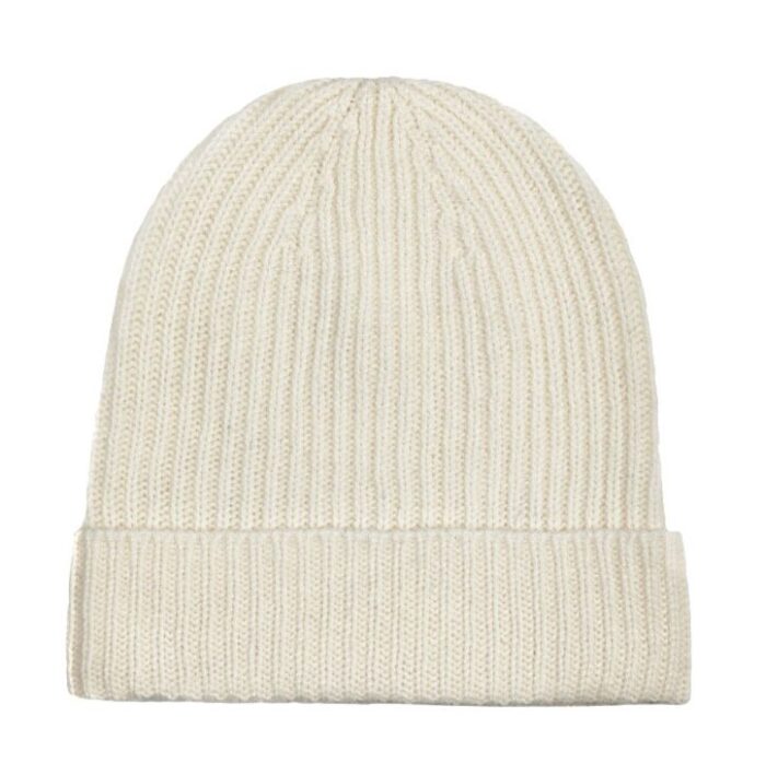 This 3-ply cashmere beanie features a classic ribbed knit design, offering a snug fit and a luxuriously soft texture, available in a range of rich, elegant colors.